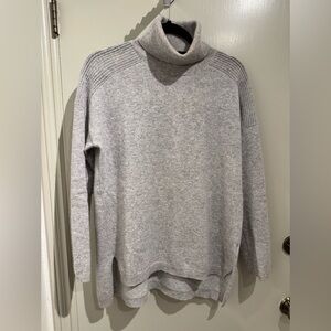 Lark & Ro 100% cashmere turtleneck sweater.